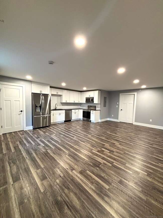 303 Norwich-New London Turnpike in Montville, CT - Building Photo - Building Photo