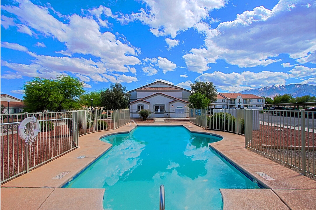 Madrean Vista in Thatcher, AZ - Foto de edificio