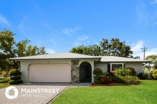 627 SE 19th Ln in Cape Coral, FL - Building Photo