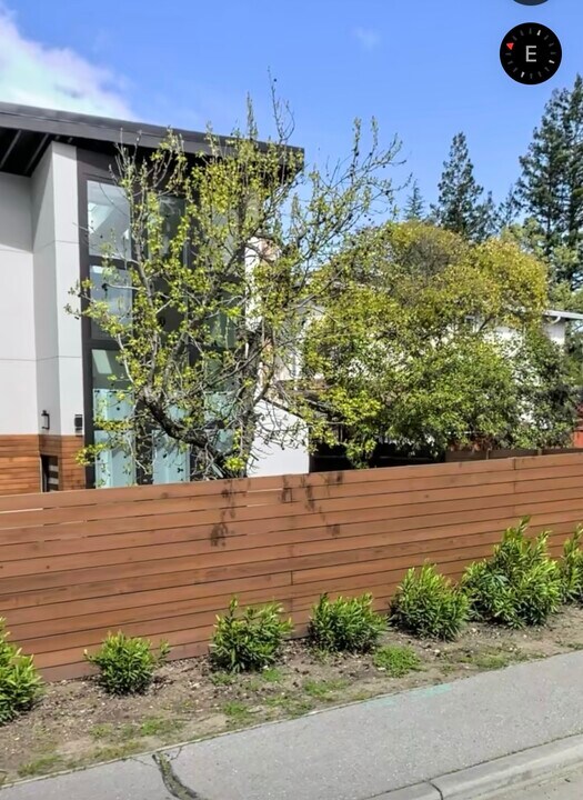 2449 Delaware Ave in Redwood City, CA - Foto de edificio