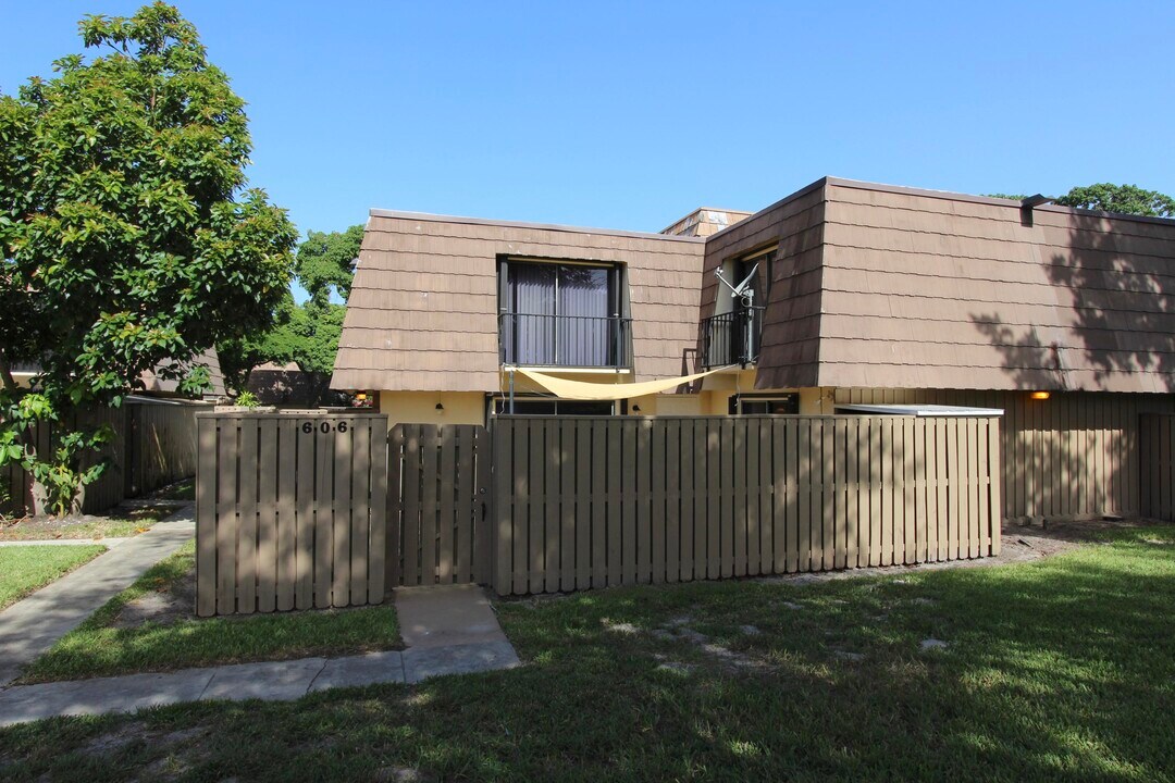 606 6th Ct in Palm Beach Gardens, FL - Foto de edificio