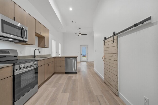 308 Oak St, Unit 101 in Slinger, WI - Building Photo - Building Photo