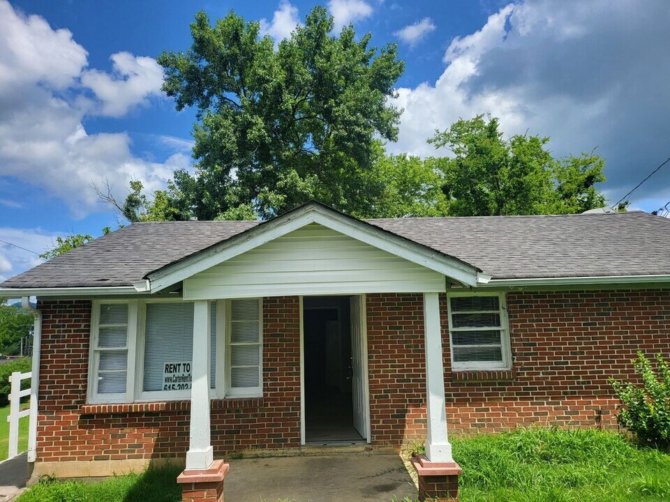 216 E High St in Woodbury, TN - Building Photo