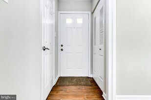 5668 Ridge View Dr in Alexandria, VA - Building Photo