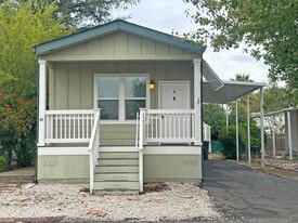 1221 E Cypress Ave in Redding, CA - Building Photo