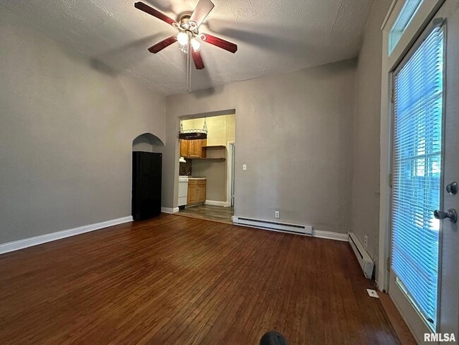 333 S Douglas Ave, Unit 2 in Springfield, IL - Foto de edificio - Building Photo