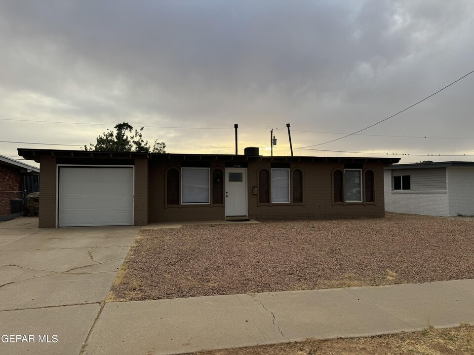 10536 Goodman St in El Paso, TX - Building Photo