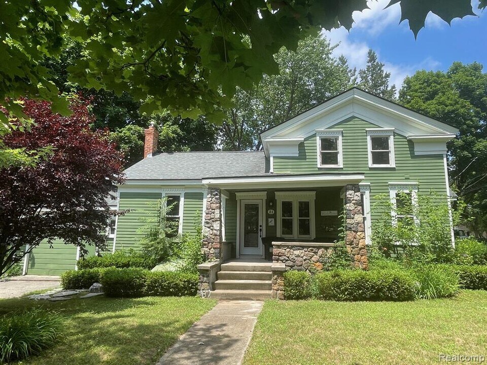 21 E Church St in Clarkston, MI - Building Photo