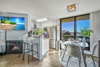 7320 Hawthorn Ave, Unit #315 in Los Angeles, CA - Foto de edificio - Building Photo