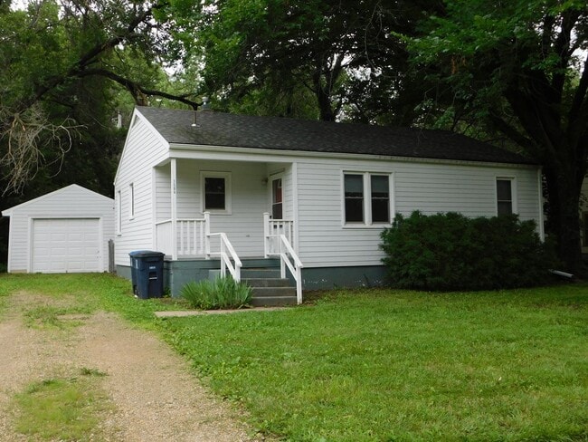 property at 1504 Edgemoor Dr