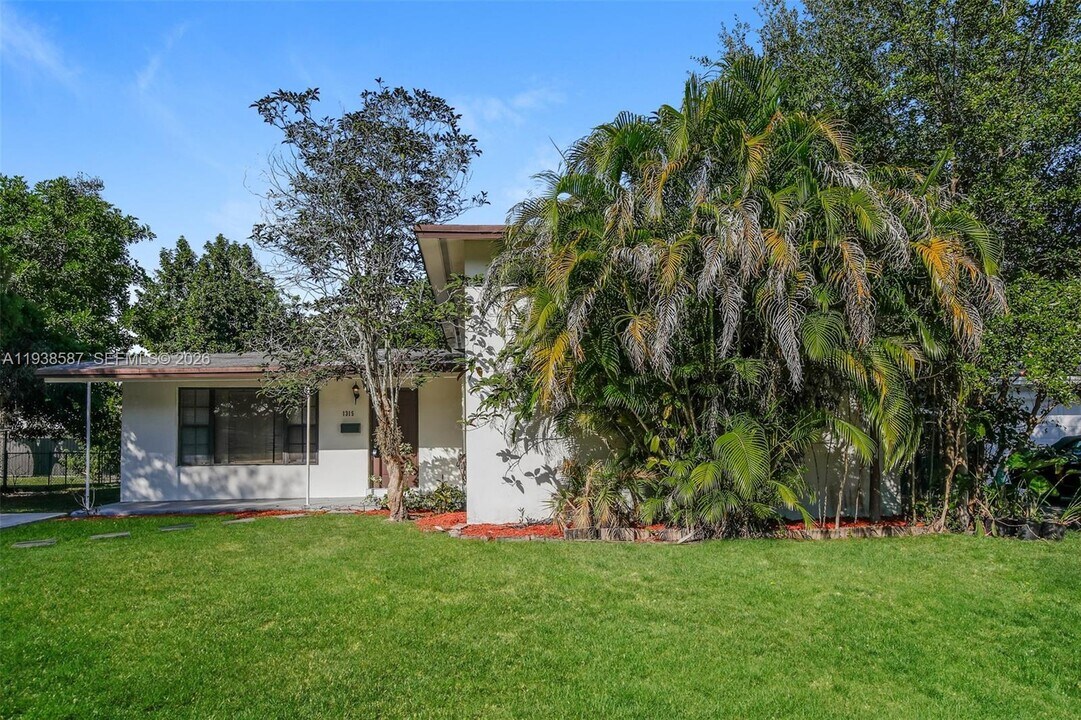 1315 NE 203rd St in Miami, FL - Building Photo