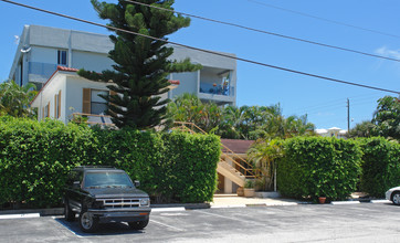 Block To Beach Inn in Deerfield Beach, FL - Building Photo - Building Photo