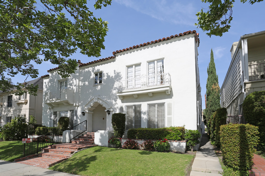 137 S Canon Dr in Beverly Hills, CA - Building Photo