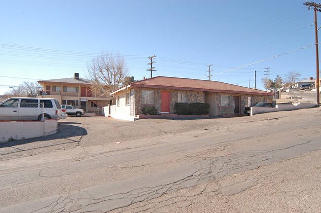 144 W Williams St in Barstow, CA - Foto de edificio - Building Photo