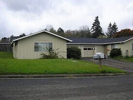 131-145 Ash St in Roseburg, OR - Building Photo