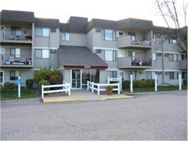 4009 Heritage Hills Dr in Bloomington, MN - Foto de edificio - Building Photo