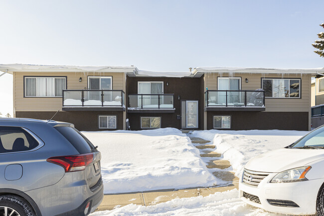 103 Huntington Park NW in Calgary, AB - Building Photo - Building Photo