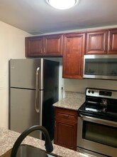 5460 White Oak, Unit D108 in Encino, CA - Foto de edificio - Building Photo