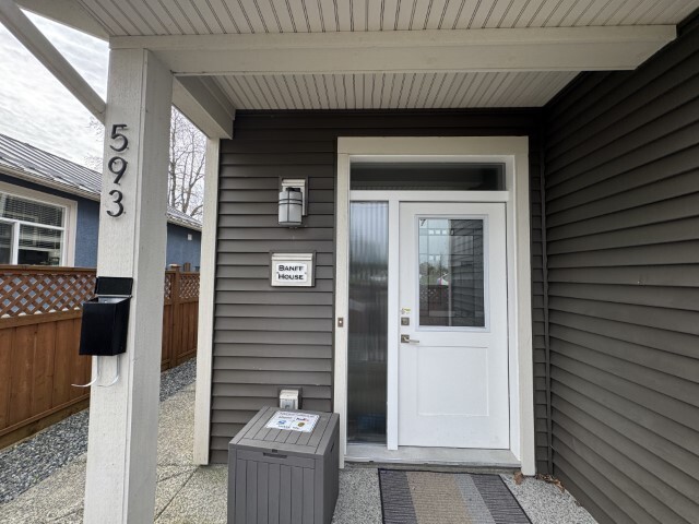593 5th St in Nanaimo, BC - Building Photo