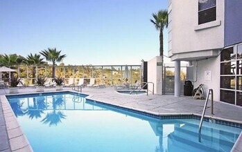 171 N Church Ln, Unit Penthouse 14 in Los Angeles, CA - Building Photo - Building Photo