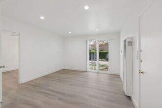 337 Rexford Dr in Beverly Hills, CA - Building Photo - Building Photo