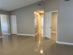 19633 NW 59th Ave in Hialeah, FL - Building Photo - Building Photo