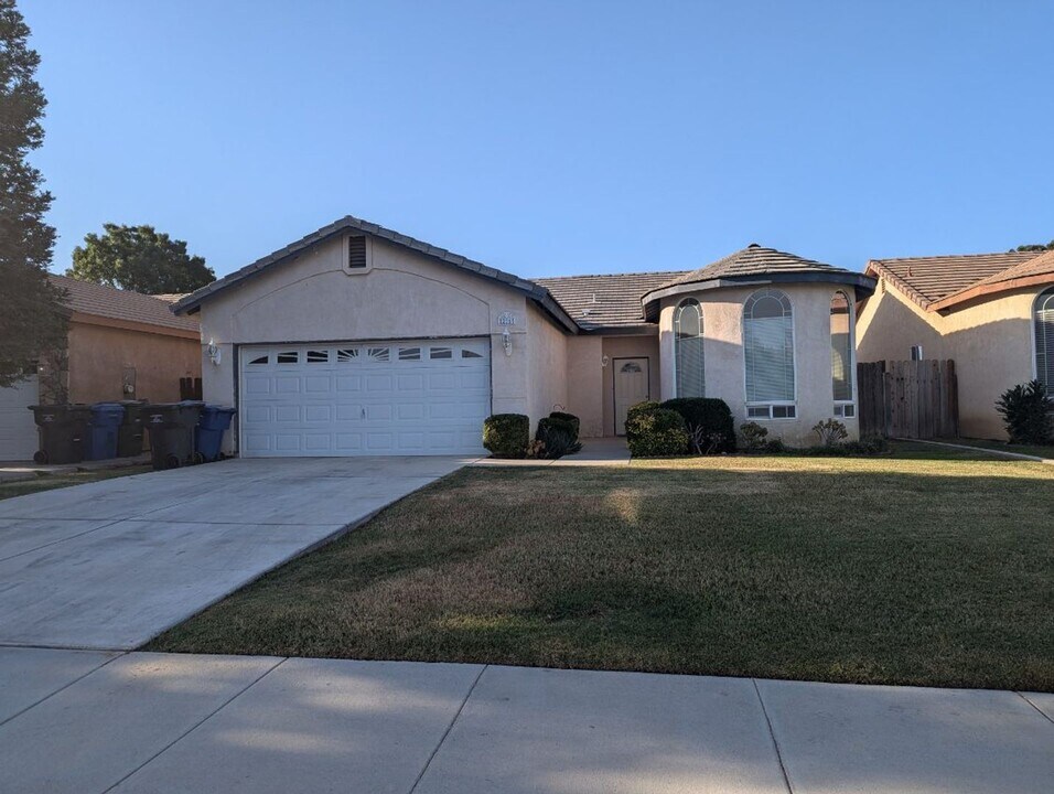 235 Sunny Meadow Dr in Bakersfield, CA - Building Photo