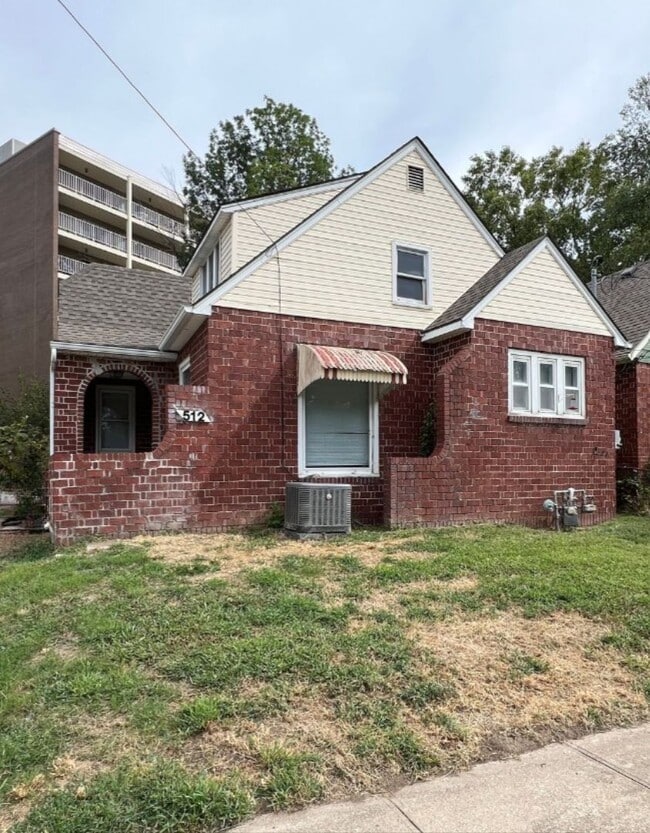 property at 512 W Walnut St