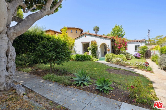 827 Yale St in Santa Monica, CA - Building Photo - Building Photo