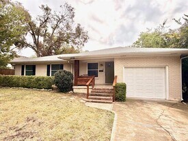 1001 W Cole St in McKinney, TX - Building Photo