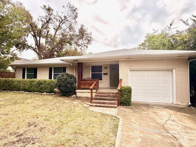 1001 W Cole St in McKinney, TX - Building Photo