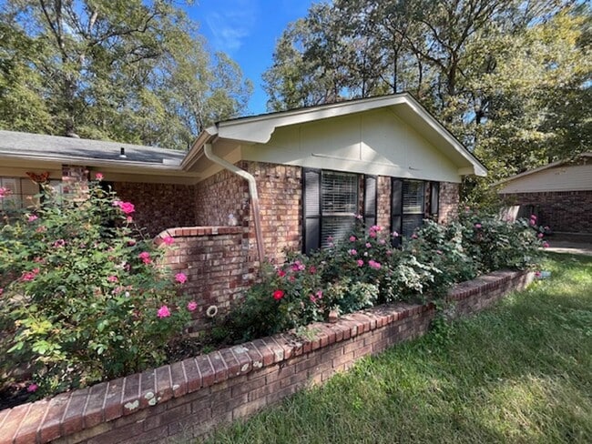 16 Eastwood Dr in Bryant, AR - Building Photo - Building Photo