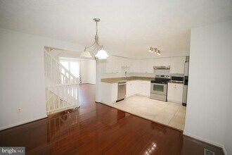 5564 Caithness Ct in Fairfax, VA - Foto de edificio - Building Photo