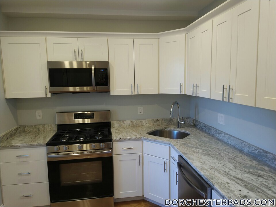 127 Shirley St in Boston, MA - Building Photo