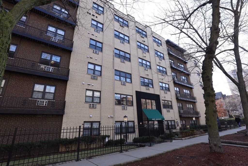 448 W Barry Ave in Chicago, IL - Building Photo