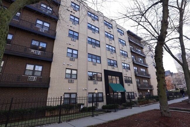 448 W Barry Ave