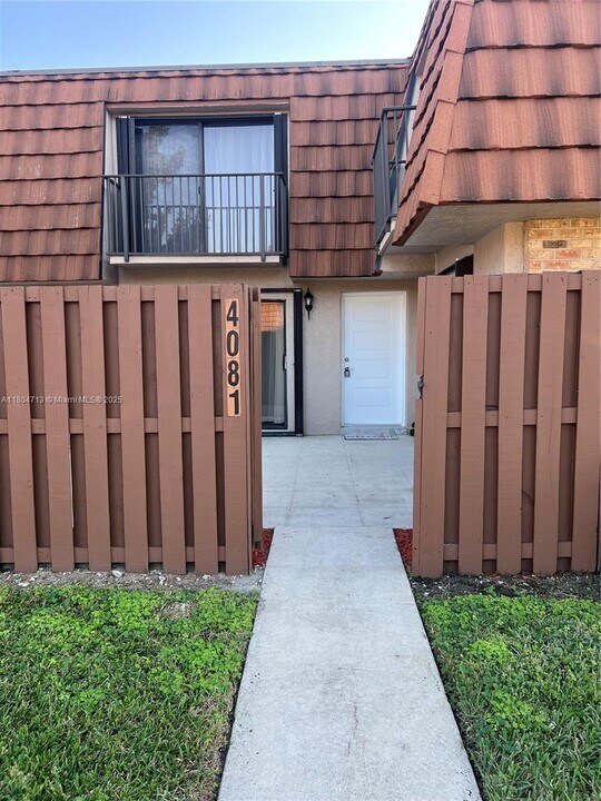 4081 Forest Hill Dr in Hollywood, FL - Building Photo