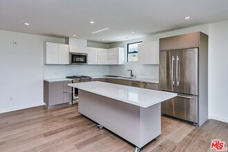 328 N Maple Dr in Beverly Hills, CA - Building Photo - Building Photo