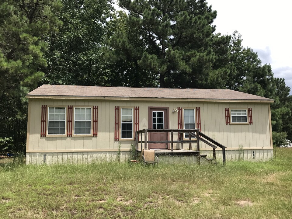 2671 Airstrip Rd in Gilmer, TX - Building Photo