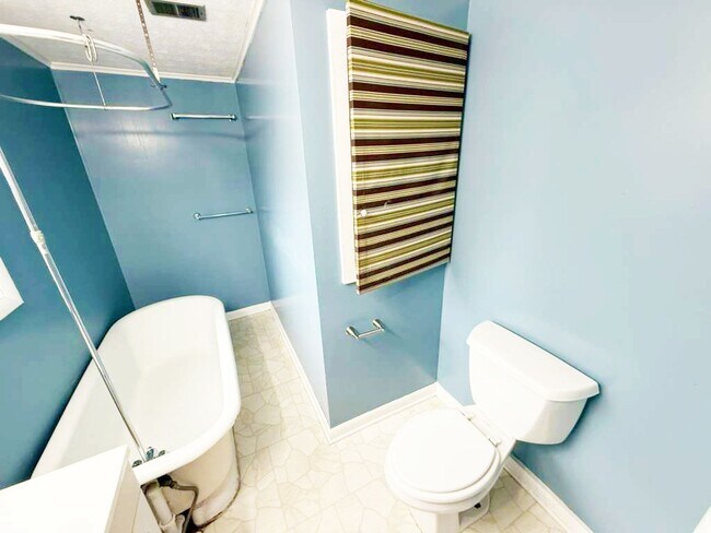 7402 Park Ln-Unit -Unit 3 in Cleveland, OH - Building Photo - Building Photo