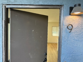 1135 Martin Luther King Jr Ave, Unit 9 in Long Beach, CA - Building Photo