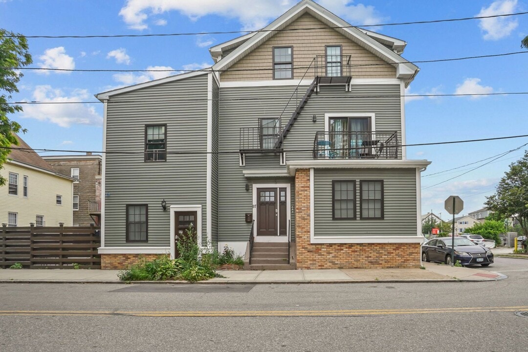 97 De Pasquale Ave, Unit 3 in Providence, RI - Building Photo