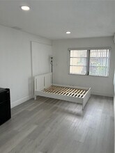 7309 NW 62nd St in Tamarac, FL - Foto de edificio - Building Photo