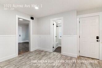 1021 Alpine Ave NW in Grand Rapids, MI - Building Photo - Building Photo