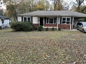 930 Dale Dr SW in Mableton, GA - Building Photo