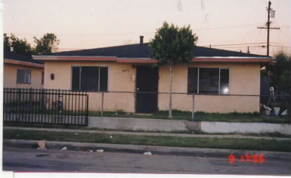 5701-5707 1/2 Fostoria St in Bell Gardens, CA - Building Photo