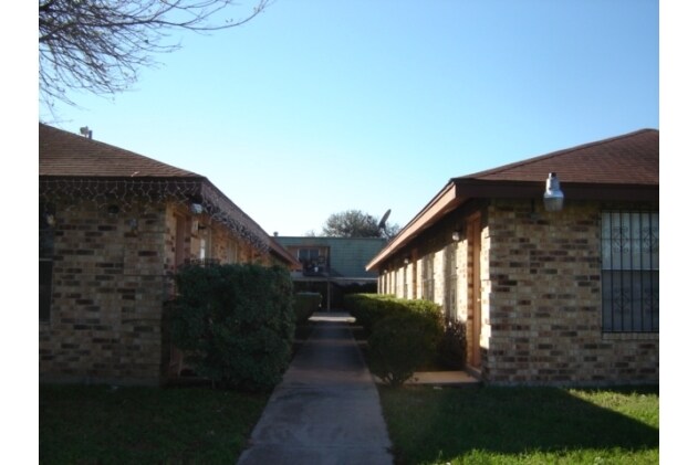 2705 N 30th St in McAllen, TX - Foto de edificio