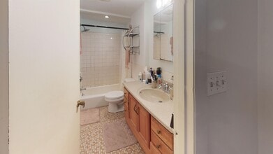 64 W Cedar St in Boston, MA - Building Photo - Building Photo