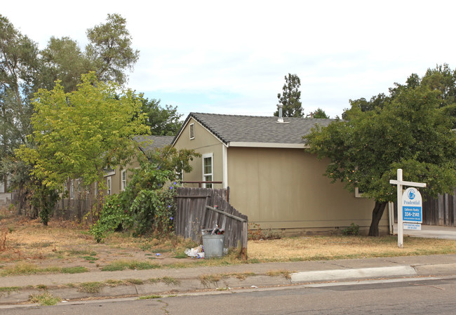 735 S Sacramento St in Lodi, CA - Foto de edificio - Building Photo