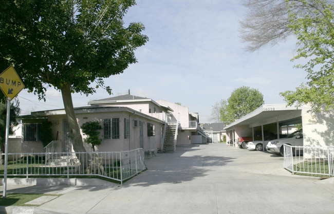 14029 Arthur Ave in Paramount, CA - Foto de edificio - Building Photo